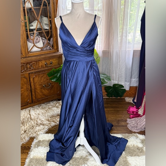 La Femme NWOT Deep V-Neck High Slit Simple Prom A-Line Gown in Navy - Picture 4 of 8